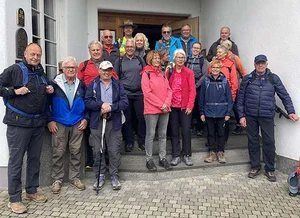 Der Wanderwochen-Start mit Wanderführer Josef Nieder (Mitte hinten)