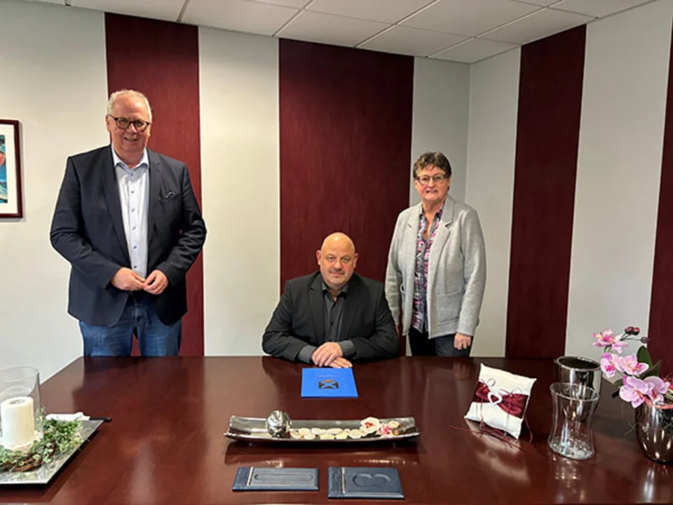 Bürgermeister Ralf Peus und Bürgeramtsleiterin Claudia Schmitten gratulierten dem neuen Standesbeamten Tobias Brun. 