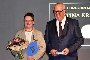 Die Ehrenmedaille der Gemeinde Bestwig erhielt Bettina Kreutzmann im Rahmen des Neujahrsempfangs durch Bürgermeister Ralf Péus.