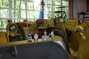 Viele bunte Bergzwerge sind zur Parade im Museum willkommen.