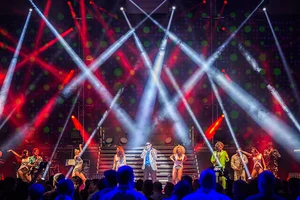 Schlaghose, Glitzer-Outfit, Schlaghose und Stimmung: Die Familie Hossa macht am 20. Juli beim Bestwiger Gastgarten Station.