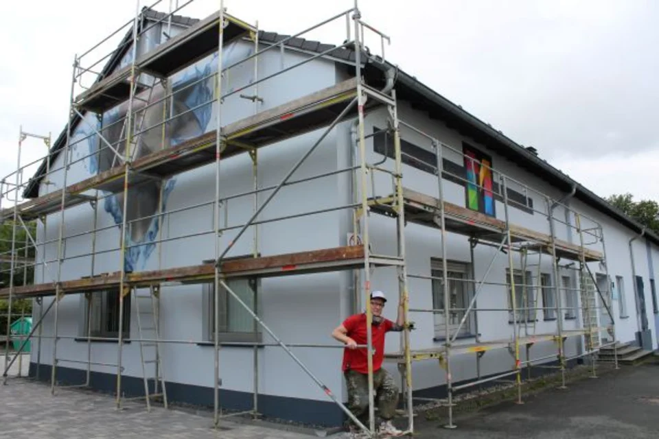  Leif-Eric Möller arbeitet derzeit am Gebäude der Stadtwerke Mainz in der Ludwigstraße in Bestwig