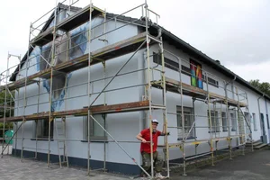  Leif-Eric Möller arbeitet derzeit am Gebäude der Stadtwerke Mainz in der Ludwigstraße in Bestwig