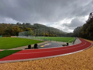 Auf dem Bürgersportplatz Bestwig am Bähnchen sind die Arbeiten an der neuen Tartanbahn beendet. Laufsportler und Leichtathleten finden auf der Sportanlage nun ideale Bedingungen für Training und Wettkampf.