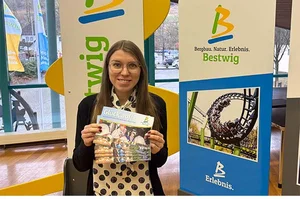 Elena Beule vom Team der Gemeindeverwaltung präsentiert die neue Bergbau-Broschüre der Gemeinde Bestwig.