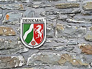 Denkmalschild an einer Wand