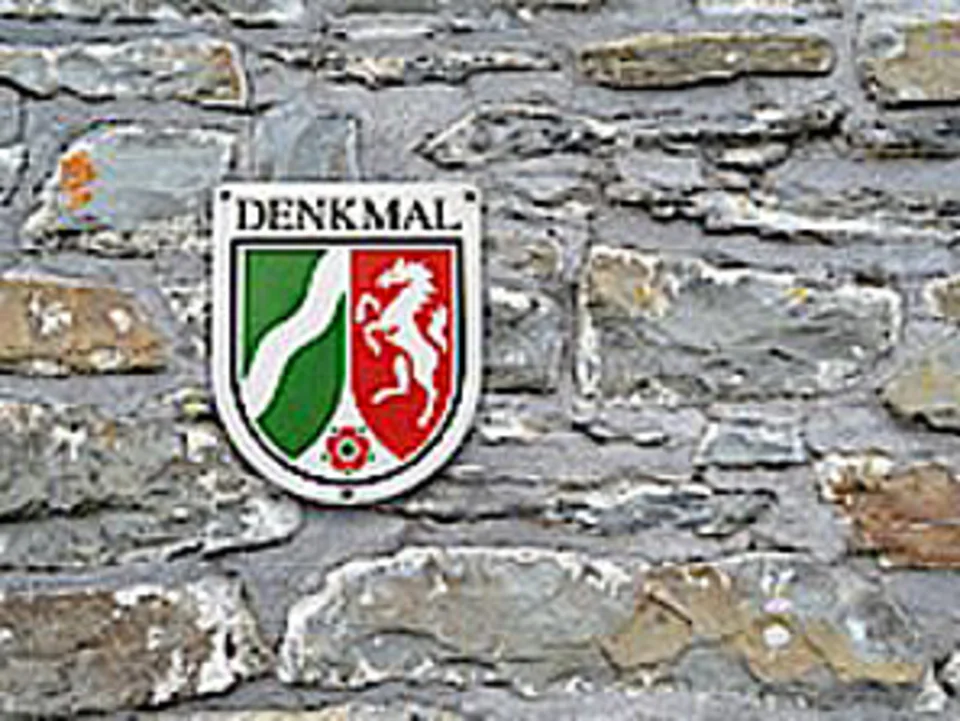 Denkmalschild an einer Wand