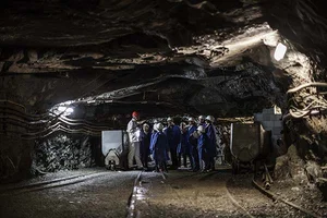 Führung im sauerländer Besucherbergwerk - Gruppe unter Tage