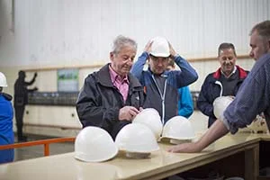 Empfang der Helme im Sauerländer Besucherbergwerk