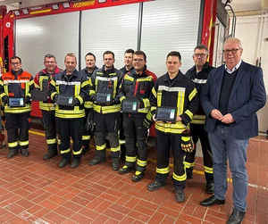 Bürgermeister Ralf Peus (re.) überreichte die Tablets an die Feuerwehr der Gemeinde Bestwig.