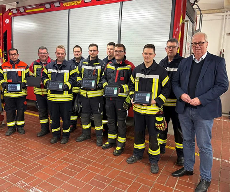 Bürgermeister Ralf Peus (re.) überreichte die Tablets an die Feuerwehr der Gemeinde Bestwig.
