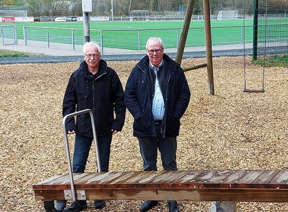 Bürgermeister Ralf Péus (re.) und TuS-Vorsitzender Elmar Dünschede 