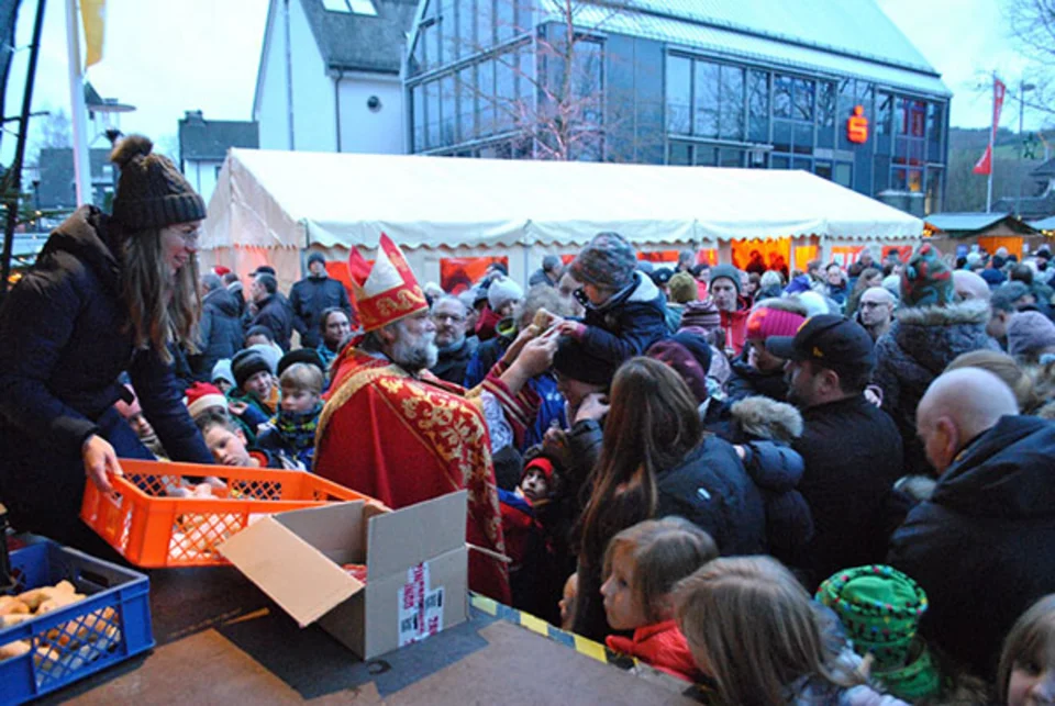 Der Nikolaus auf dem Bestwiger Weihnachtsmarkt