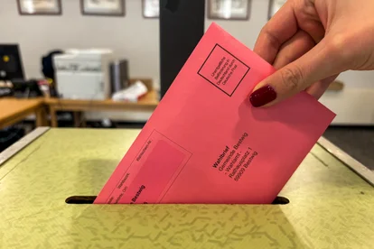 Wahlen: ein Stimmzettel wird eingeworfen