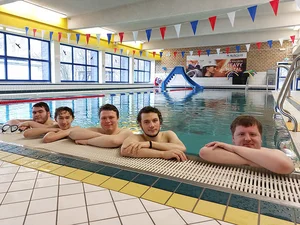 „Kann ich nicht, gibt es nicht“: Auszubildende aus dem Berufsbildungswerk des Josefsheims Bigge trainieren regelmäßig im Schwimmbad Bestwig.
