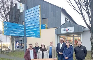 Die Lenkungsgruppe vor dem neuen Schilderbaum (v.li.): Andreas Sievering, Matthias Scheidt, Wiebke Rostel, Norbert Arens, Ralf Péus, Friederica Ihling und Alexander Brockhoff.