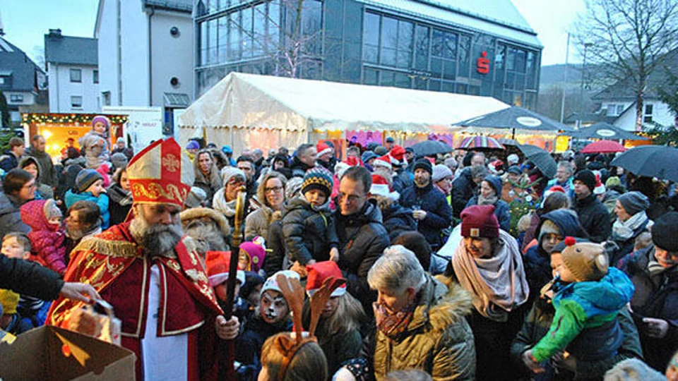Beim Weihnachtsmarkt in bestwig darf auch der Besuch des Nikolaus nicht fehlen.