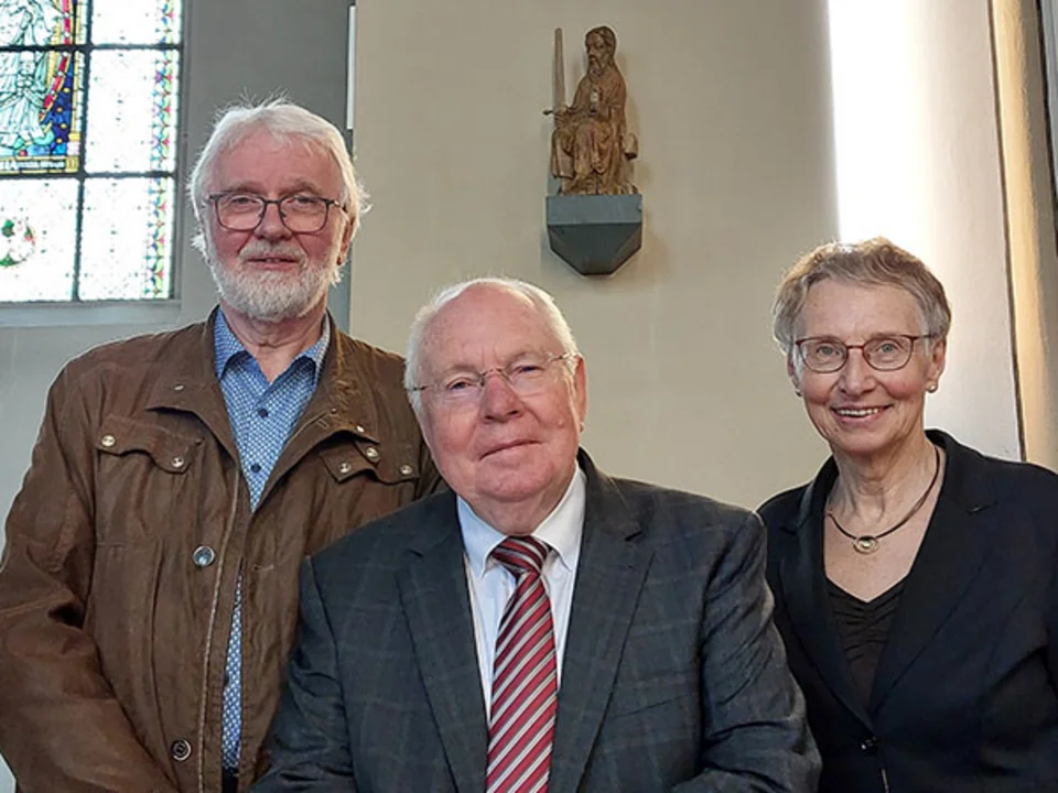 Gemeinsam engagiert für die Rückführung der Paulus-Statue (Bildhintergrund) nach Velmede: (v.re.) Adelheid Bamfaste, Franz-Josef Huß und Karl-Josef Kramkowski.