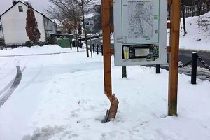 Beschädigter Wegweiser beim Sauerländer besucherbergwerk