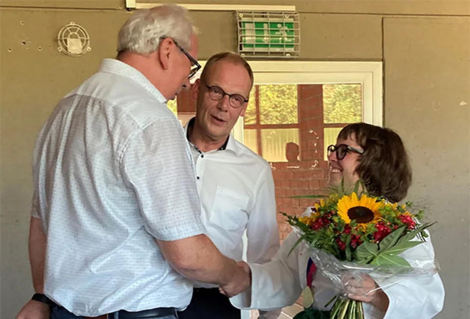 Stefanie Drescher erhielt Glückwünsche zu ihrer Goldmedaille von den Bürgermeistern Ralf Péus (li.) und Christoph Weber
