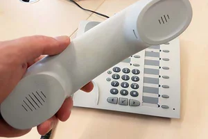 Eine hand hält einen Telefonhörer